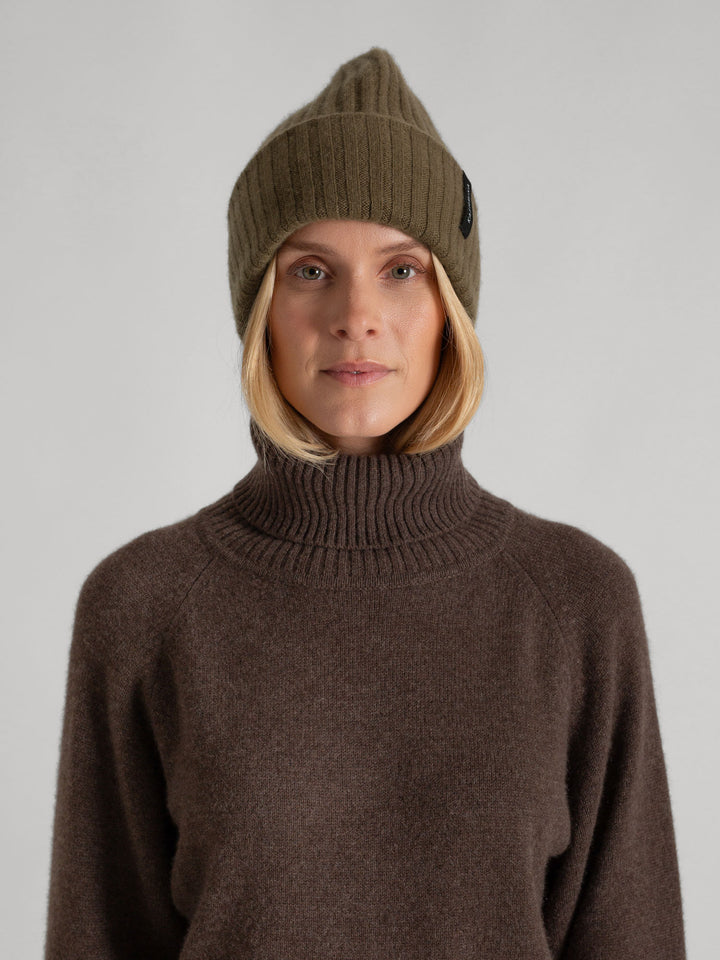 Cashmere beanie "Oda". Color: Hunter (dark green). 100% cashmere. Scandinavian design by Kashmina.