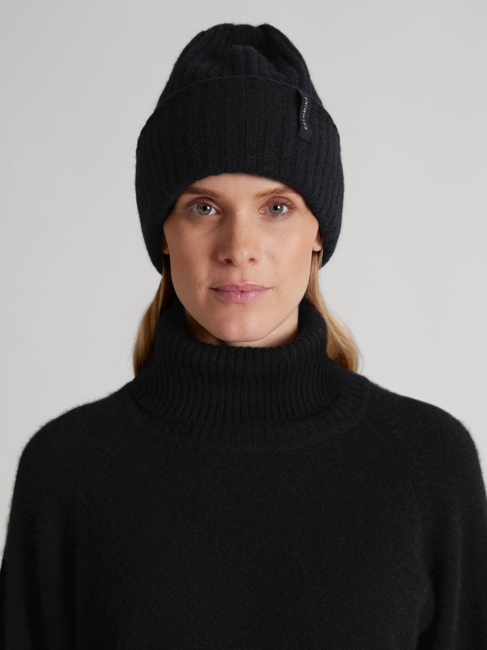 Cashmere beanie "Oda" in 100% pure cashmere. Scandinavian design by Kashmina. Color: Black.