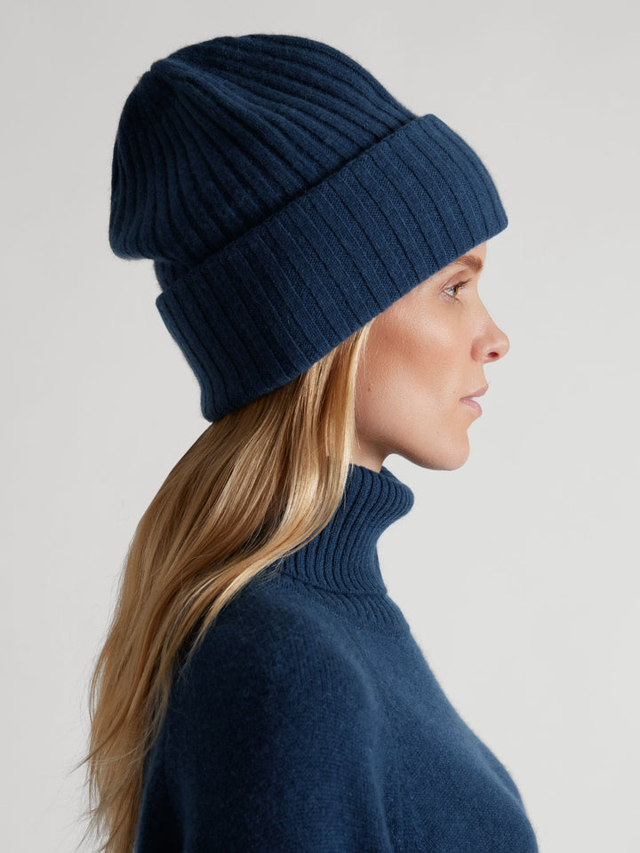 Cashmere beanie "Oda" in 100% pure cashmere. Scandinavian design by Kashmina. Color: Mountain Blue.