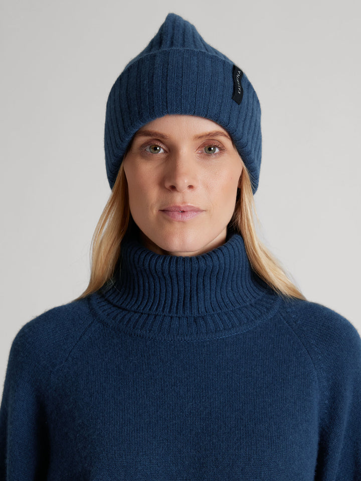 Cashmere beanie "Oda" in 100% pure cashmere. Scandinavian design by Kashmina. Color: Mountain Blue.