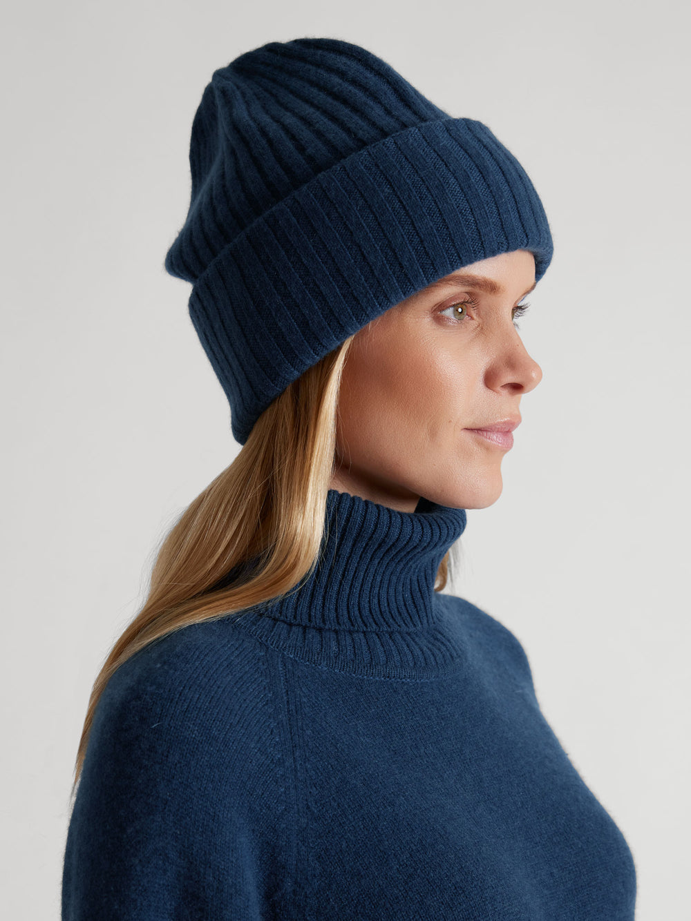 Cashmere beanie "Oda" in 100% pure cashmere. Scandinavian design by Kashmina. Color: Mountain Blue.
