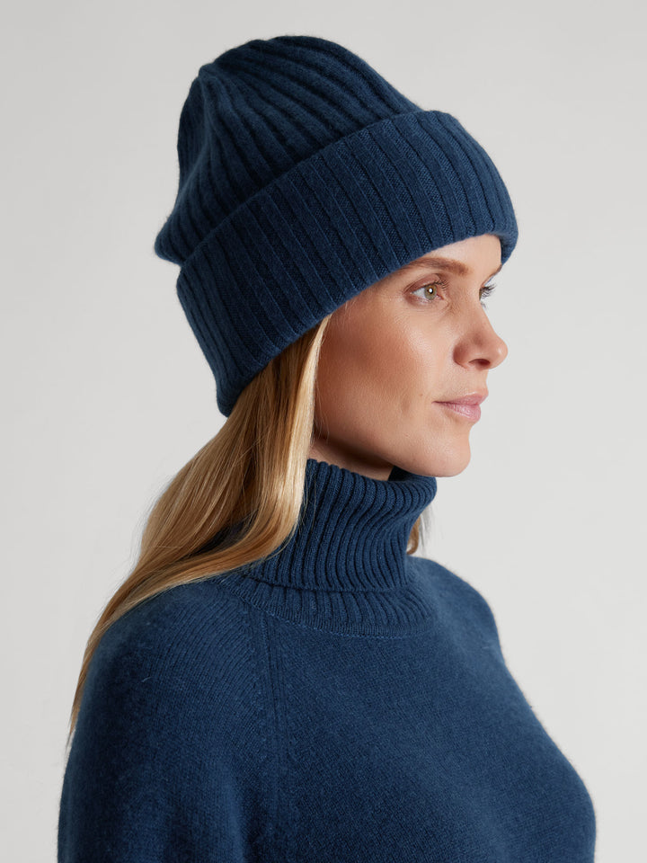 Cashmere beanie "Oda" in 100% pure cashmere. Scandinavian design by Kashmina. Color: Mountain Blue.