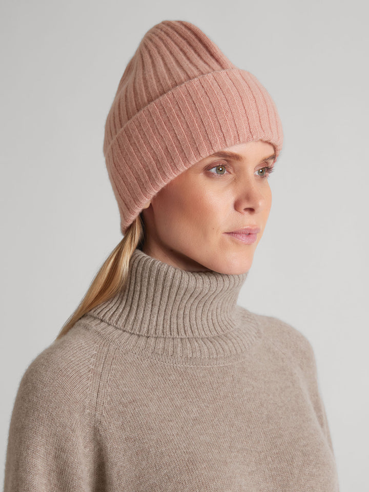 Cashmere beanie "Oda". Color: Peachy Pink. 100% cashmere. Scandinavian design by Kashmina.