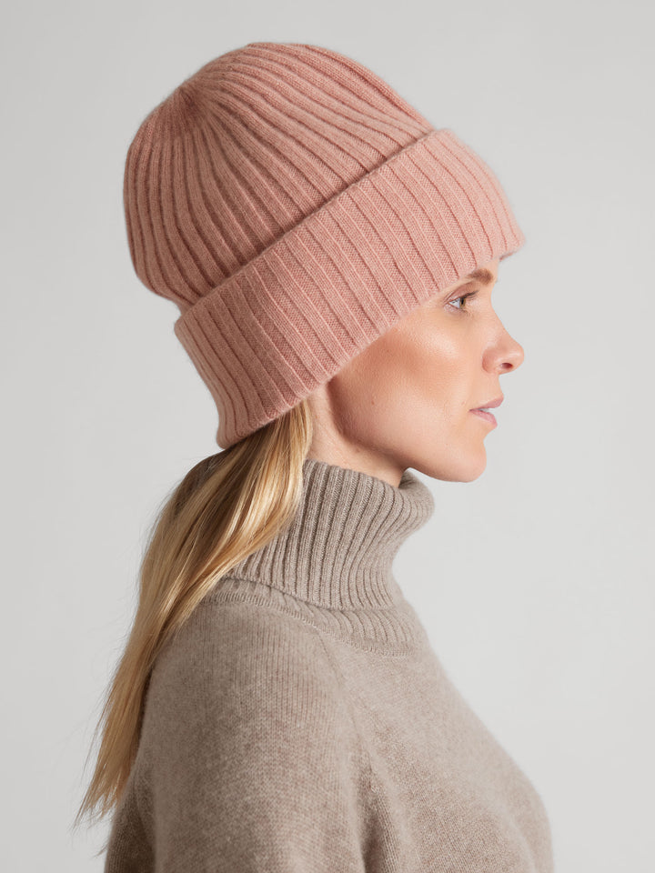 Cashmere beanie "Oda". Color: Peachy Pink. 100% cashmere. Scandinavian design by Kashmina.