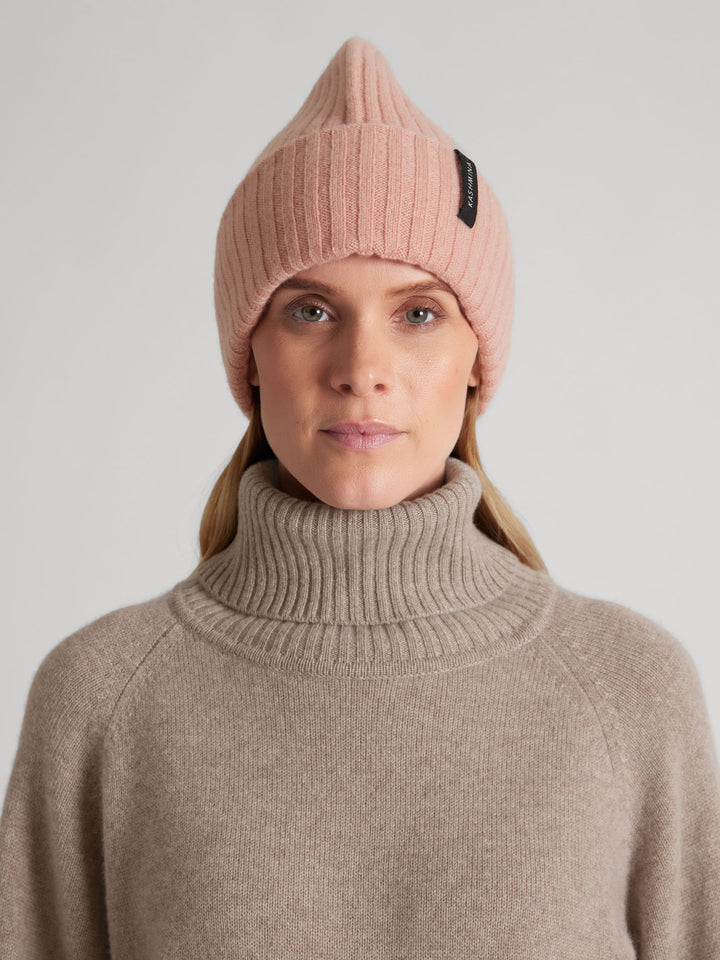 Cashmere beanie "Oda". Color: Peachy Pink. 100% cashmere. Scandinavian design by Kashmina.