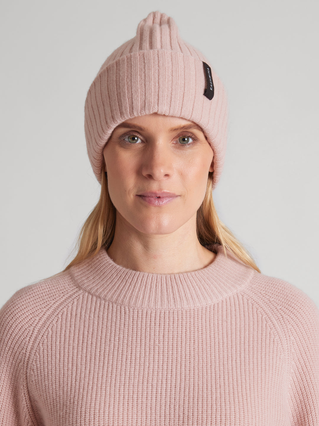 Cashmere beanie "Oda". Color: Rose Glow. 100% cashmere. Scandinavian design by Kashmina.