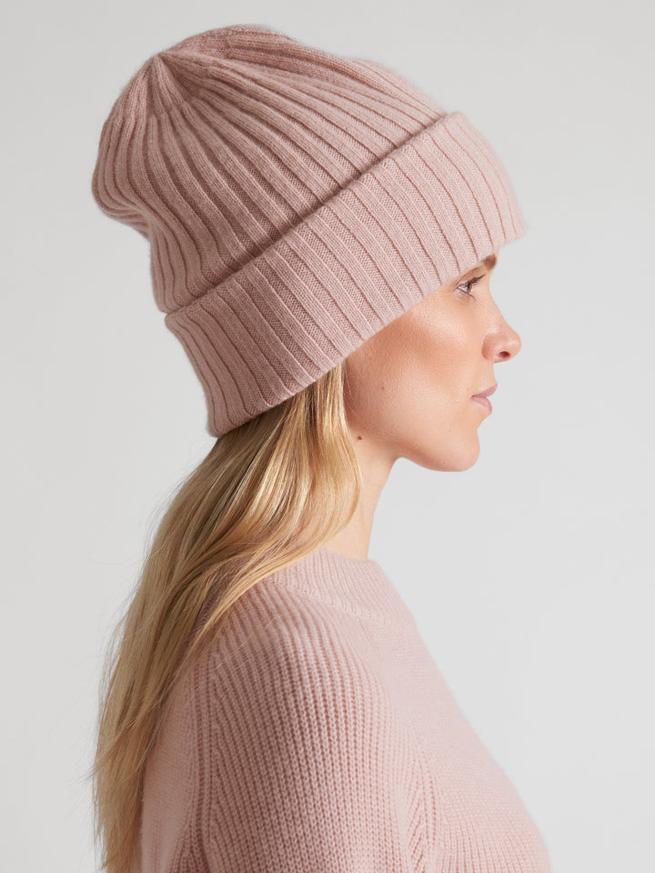 Cashmere beanie "Oda". Color: Rose Glow. 100% cashmere. Scandinavian design by Kashmina.