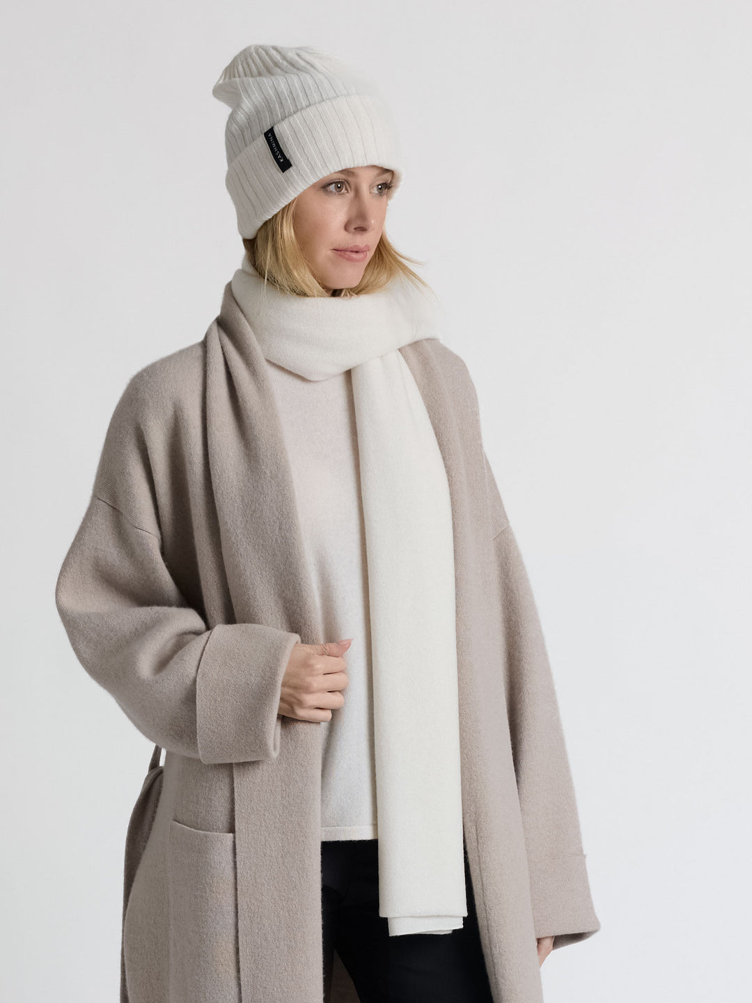 Cashmere beanie "Oda". Color: White. 100% cashmere. Scandinavian design by Kashmina.