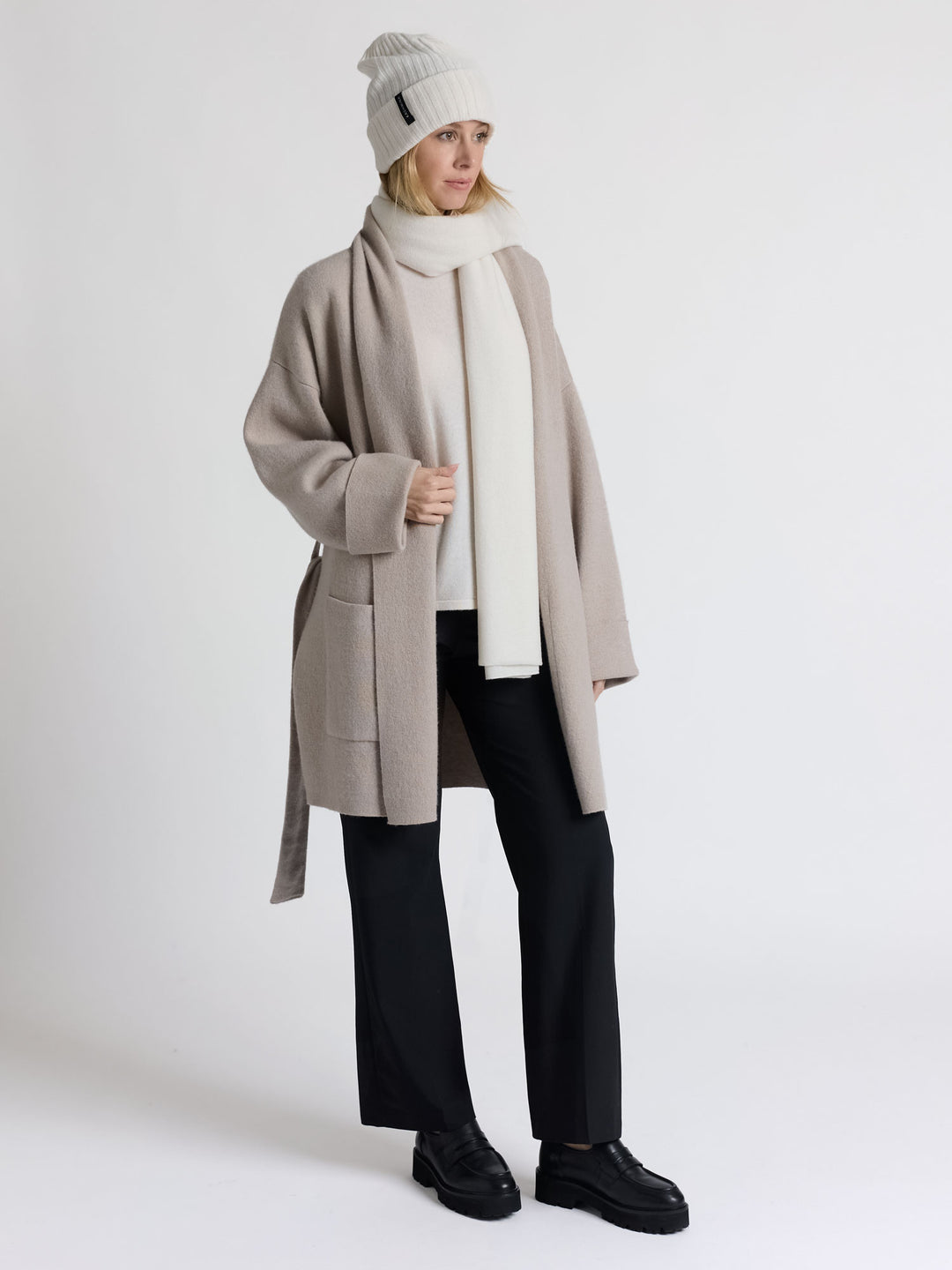 Cashmere beanie "Oda". Color: White. 100% cashmere. Scandinavian design by Kashmina.