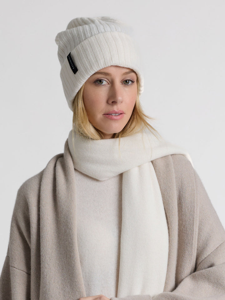 Cashmere beanie "Oda". Color: White. 100% cashmere. Scandinavian design by Kashmina.