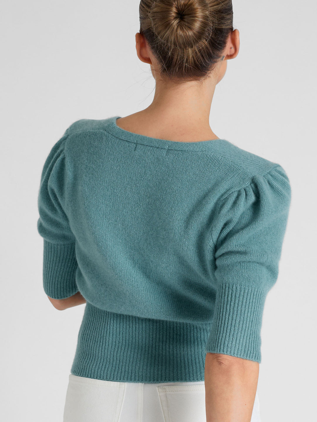 Cashmere cardigan "Grace" in 100% pure cashmere. Scandinavian design by Kashmina. Color: Arctic.