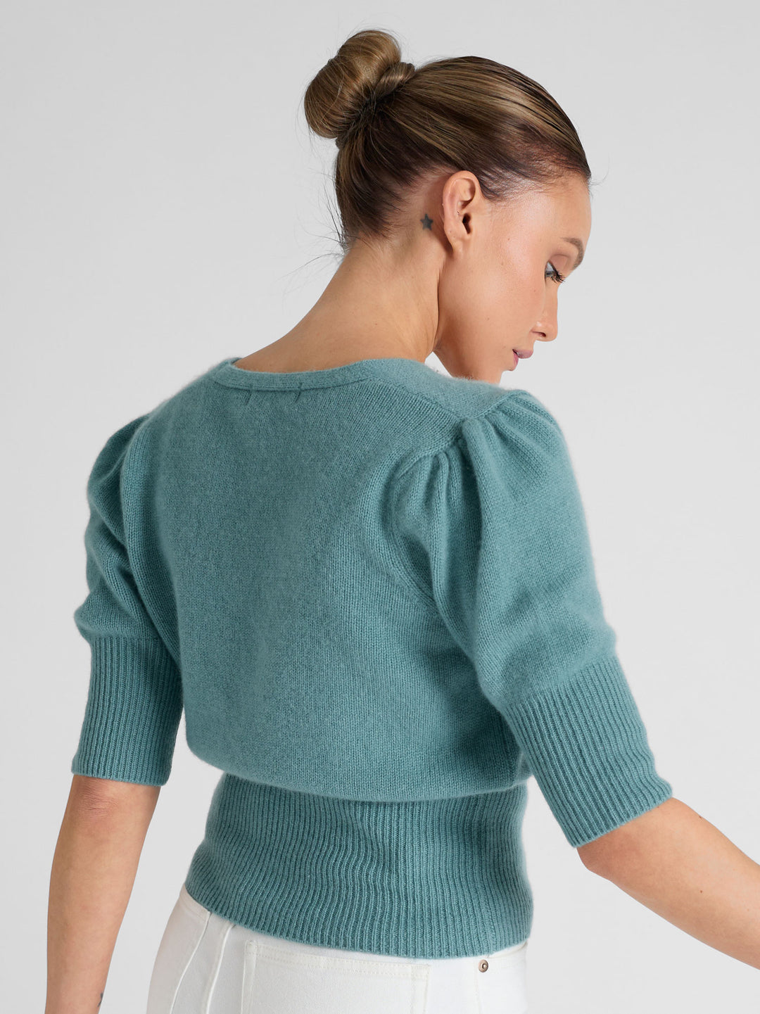 Cashmere cardigan "Grace" in 100% pure cashmere. Scandinavian design by Kashmina. Color: Arctic.