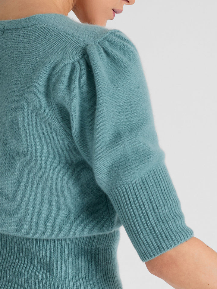 Cashmere cardigan "Grace" in 100% pure cashmere. Scandinavian design by Kashmina. Color: Arctic.