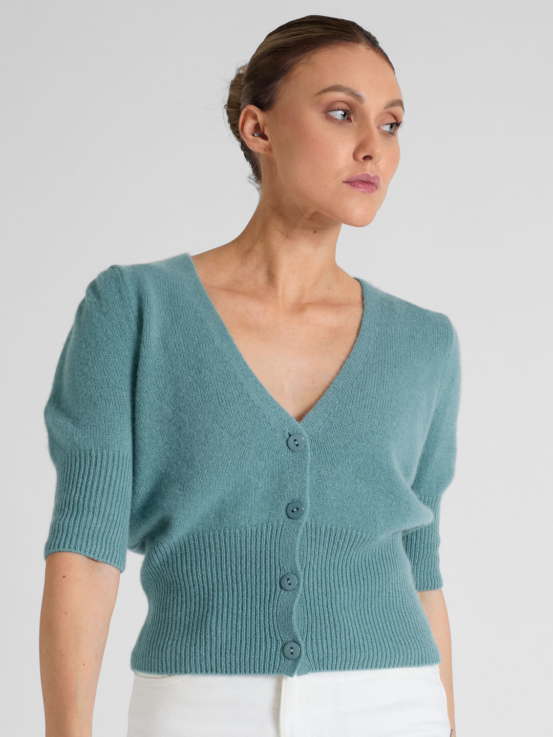 Cashmere cardigan "Grace" in 100% pure cashmere. Scandinavian design by Kashmina. Color: Arctic.