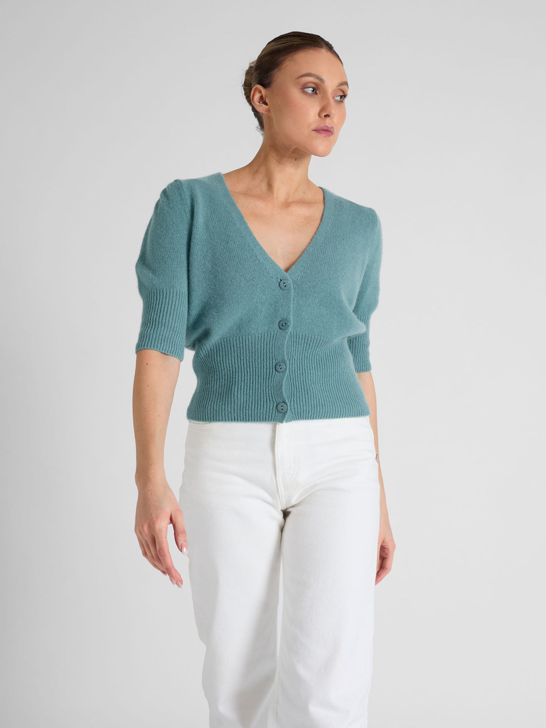 Cashmere cardigan "Grace" in 100% pure cashmere. Scandinavian design by Kashmina. Color: Arctic.