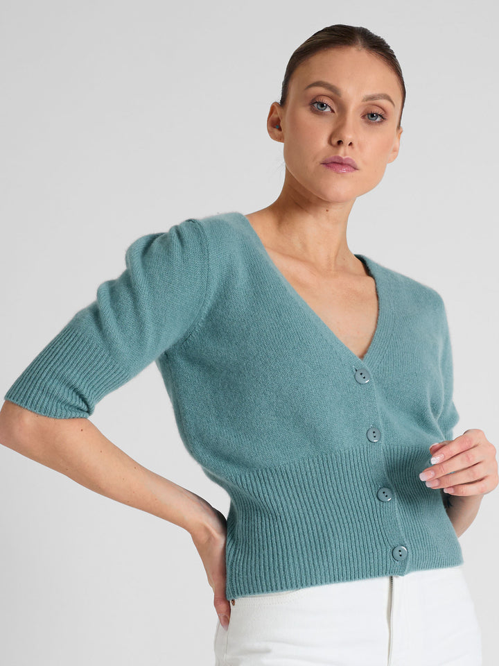 Cashmere cardigan "Grace" in 100% pure cashmere. Scandinavian design by Kashmina. Color: Arctic.