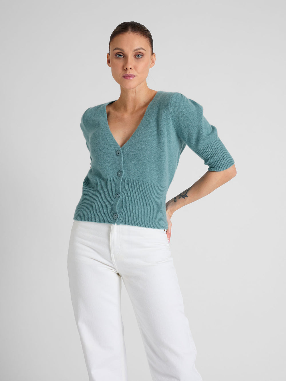 Cashmere cardigan "Grace" in 100% pure cashmere. Scandinavian design by Kashmina. Color: Arctic.