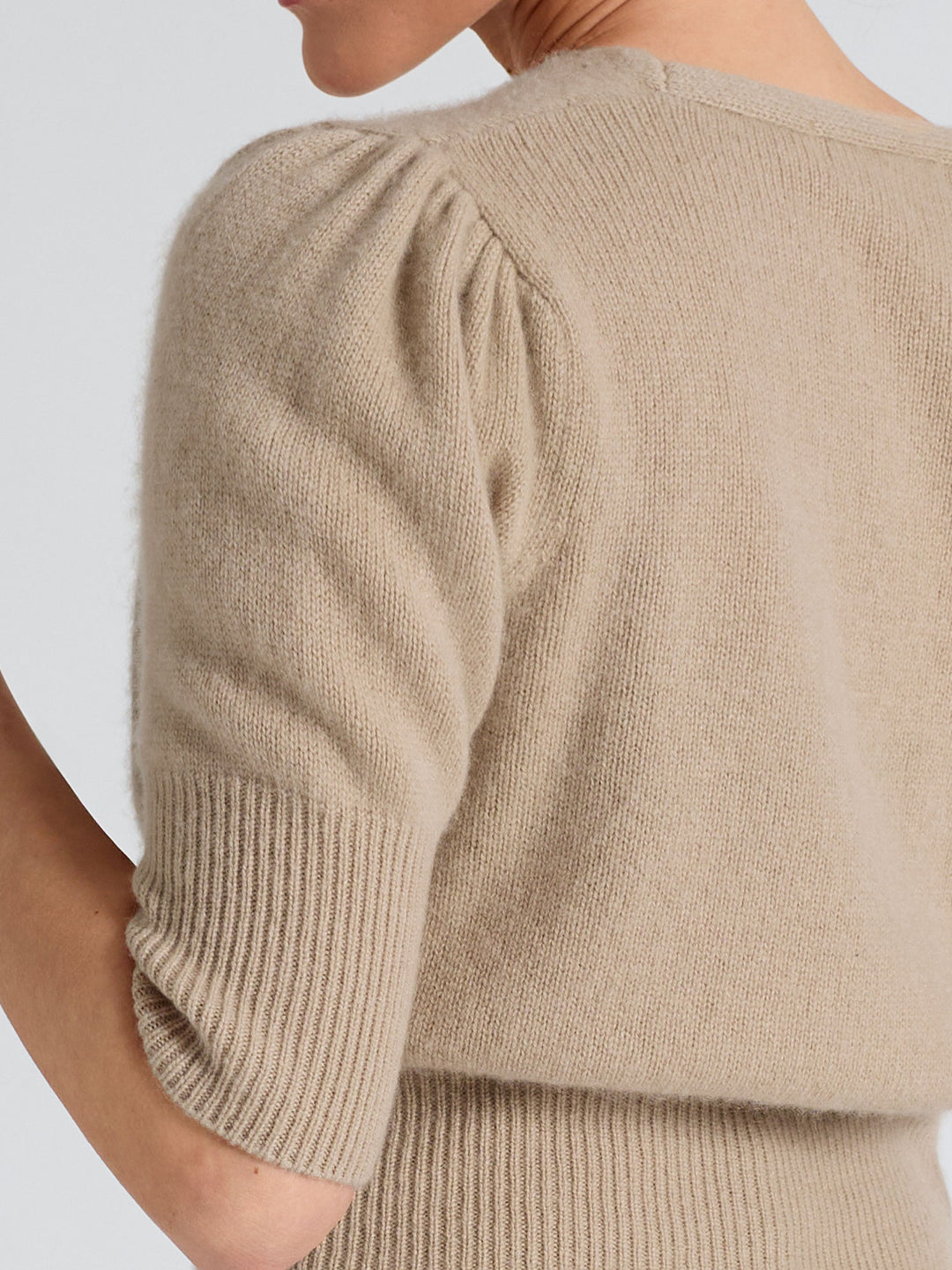 Cashmere cardigan "Grace" in 100% pure cashmere. Scandinavian design by Kashmina. Color: Sand.