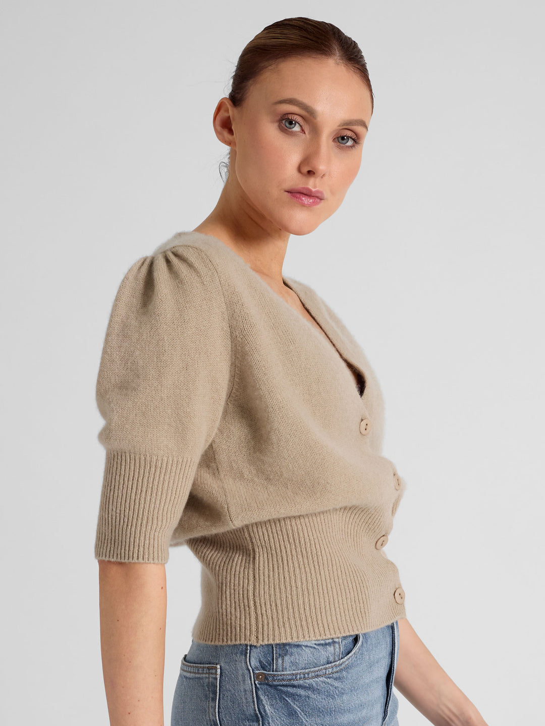 Cashmere cardigan "Grace" in 100% pure cashmere. Scandinavian design by Kashmina. Color: Sand.