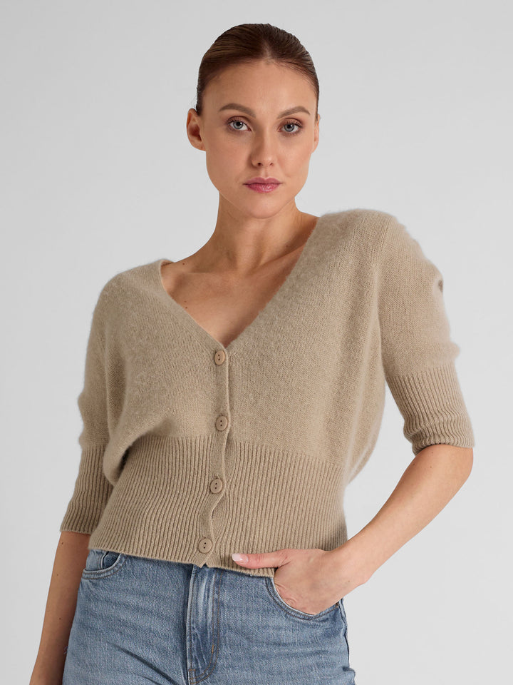 Cashmere cardigan "Grace" in 100% pure cashmere. Scandinavian design by Kashmina. Color: Sand.