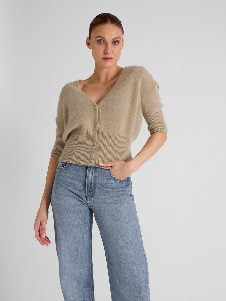 Cashmere cardigan "Grace" in 100% pure cashmere. Scandinavian design by Kashmina. Color: Sand.