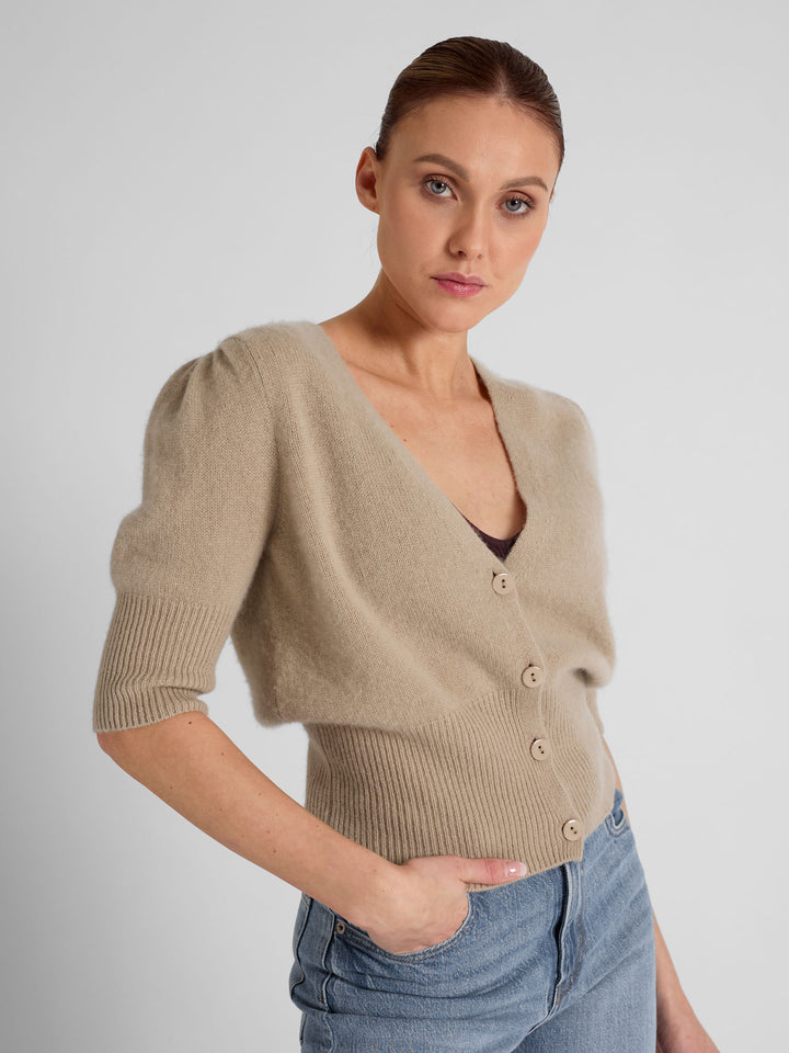 Cashmere cardigan "Grace" in 100% pure cashmere. Scandinavian design by Kashmina. Color: Sand.