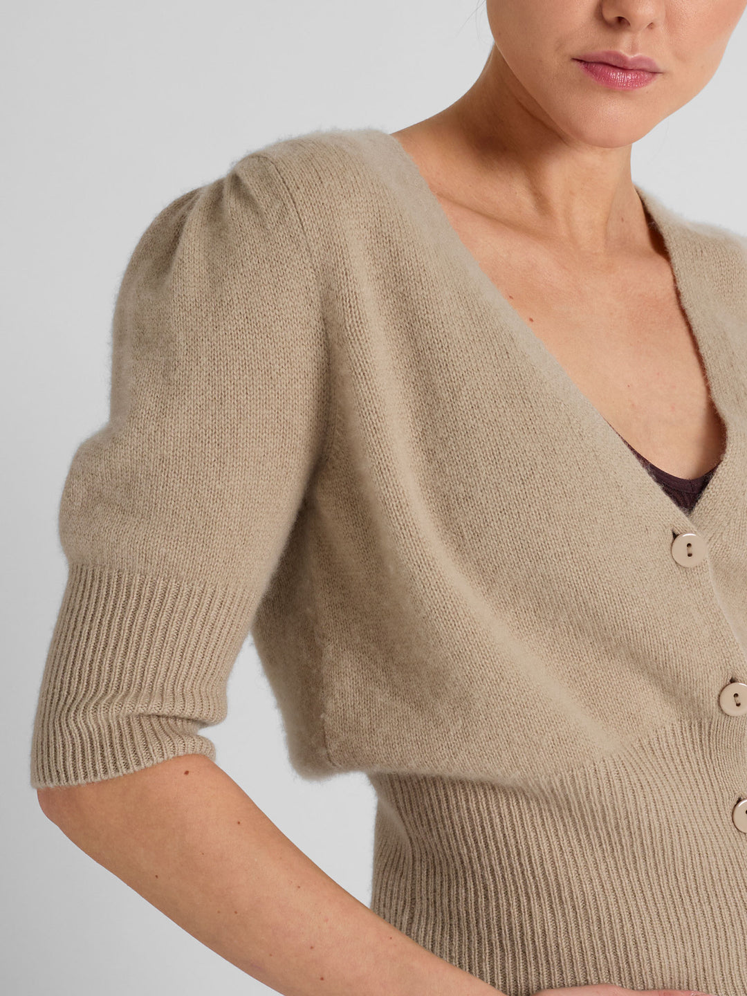 Cashmere cardigan "Grace" in 100% pure cashmere. Scandinavian design by Kashmina. Color: Sand.