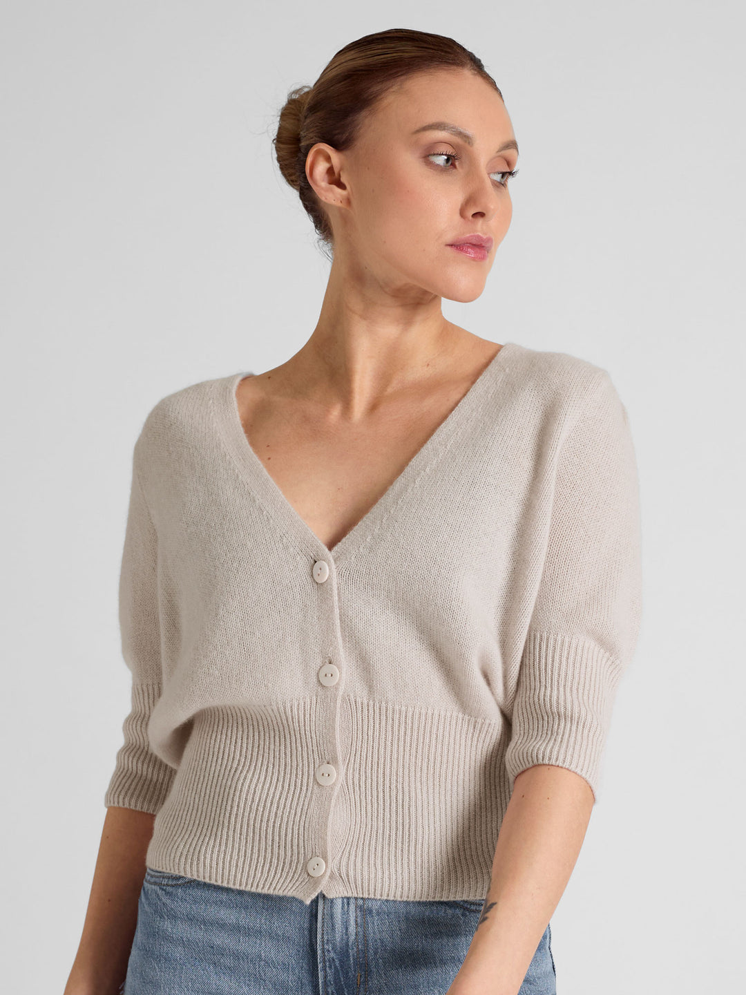 Cashmere cardigan "Grace" in 100% pure cashmere. Scandinavian design by Kashmina. Color: Pearl.