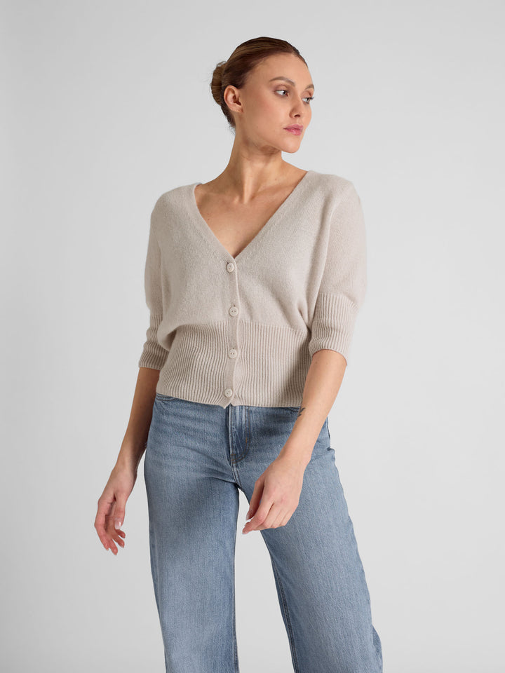 Cashmere cardigan "Grace" in 100% pure cashmere. Scandinavian design by Kashmina. Color: Pearl.