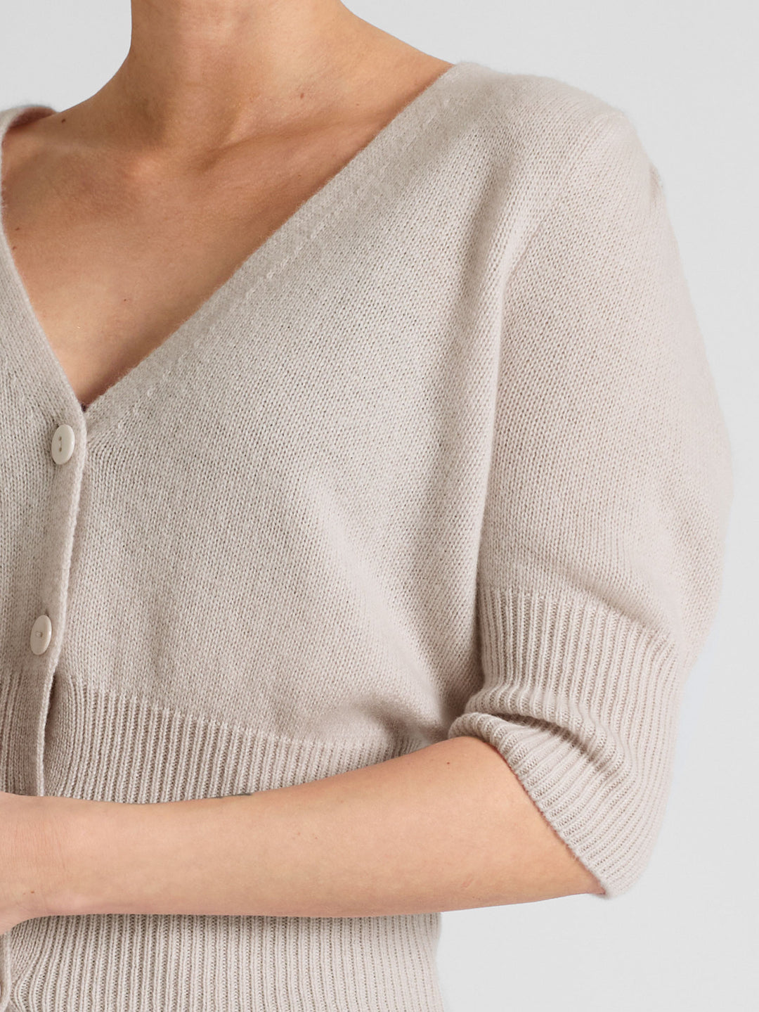 Cashmere cardigan "Grace" in 100% pure cashmere. Scandinavian design by Kashmina. Color: Pearl.