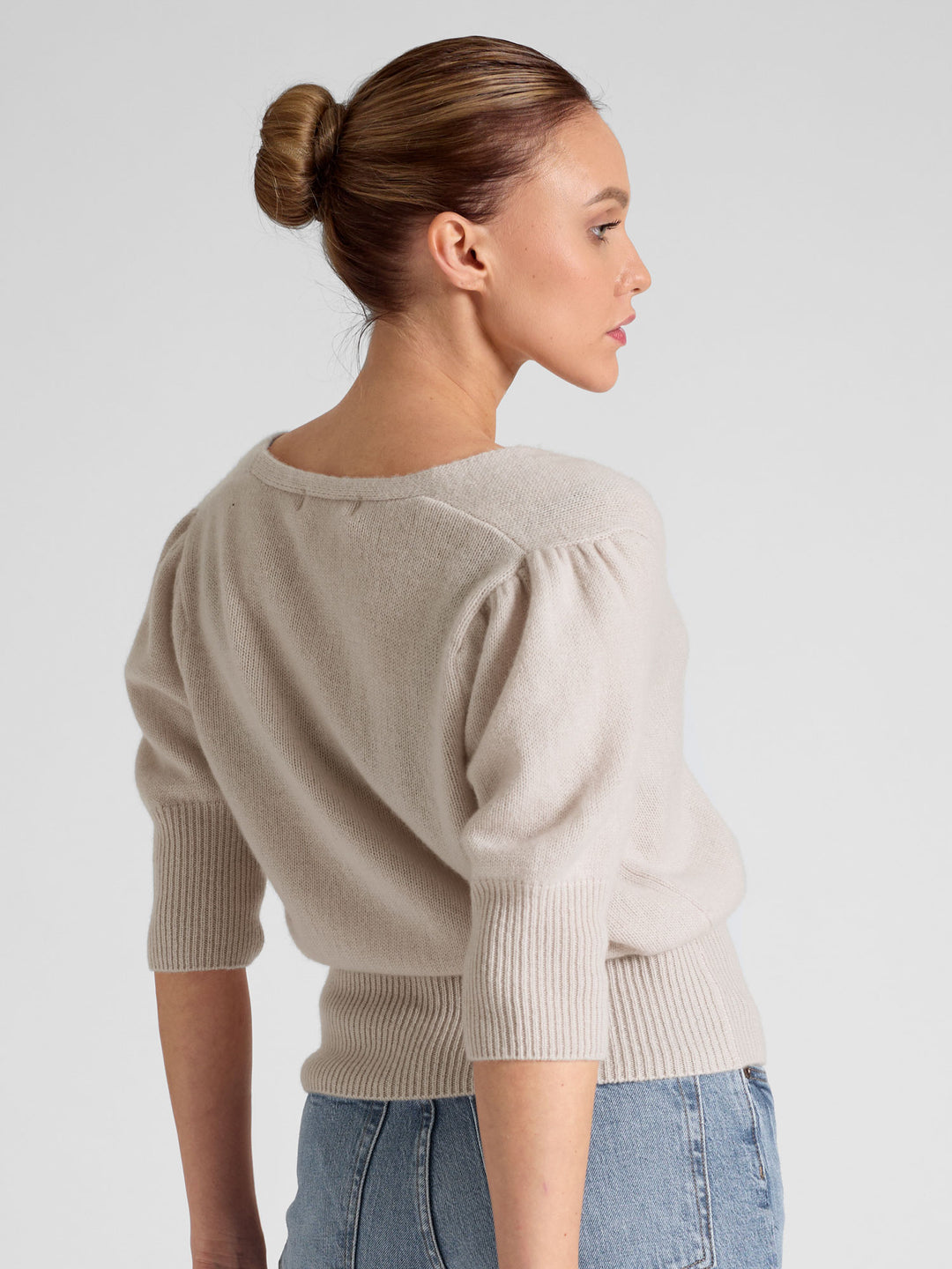 Cashmere cardigan "Grace" in 100% pure cashmere. Scandinavian design by Kashmina. Color: Pearl.