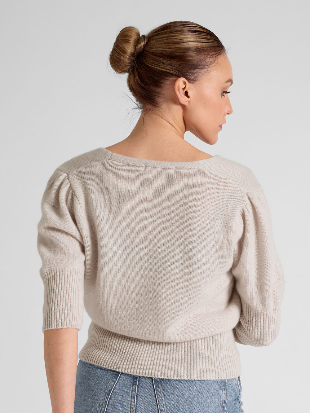 Cashmere cardigan "Grace" in 100% pure cashmere. Scandinavian design by Kashmina. Color: Pearl.