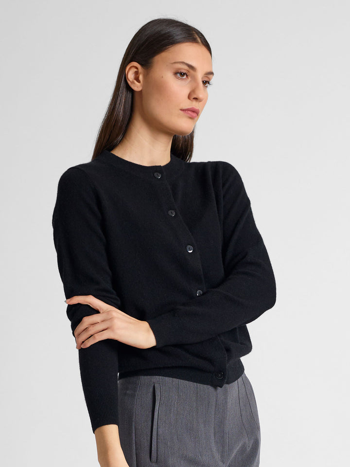 Cashmere cardigan "Ingrid" in 100% pure cashmere. Scandinavian design by Kashmina. Color: Black.,