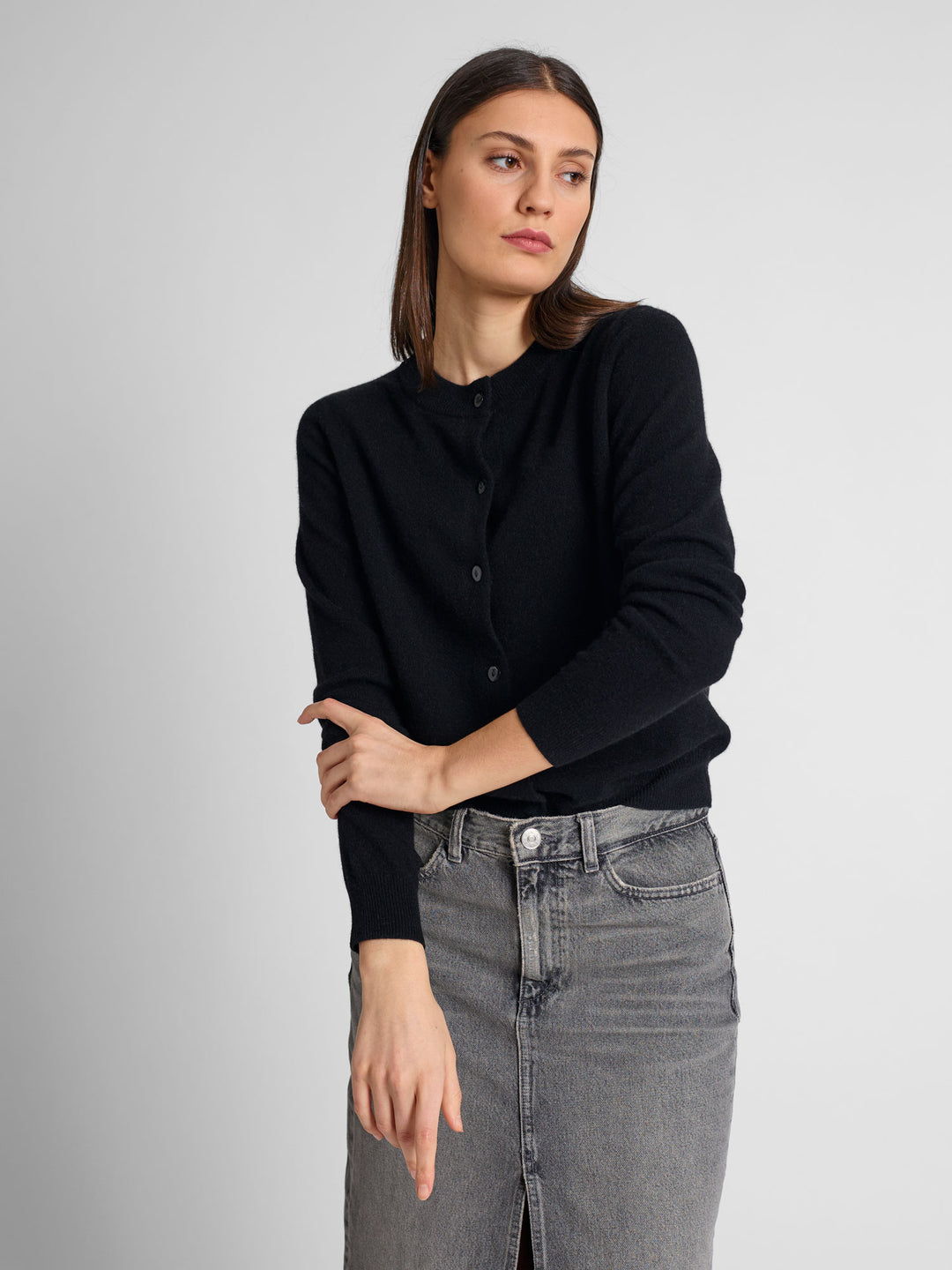 Cashmere cardigan "Ingrid" in 100% pure cashmere. Scandinavian design by Kashmina. Color: Black.,