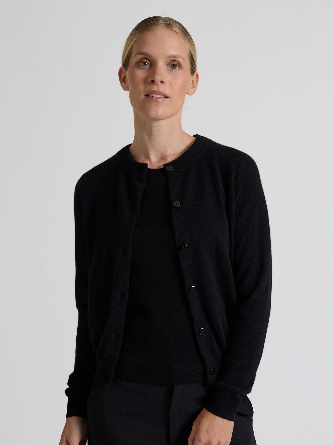 Cashmere cardigan "Ingrid" in 100% pure cashmere. Scandinavian design by Kashmina. Color: Black.,