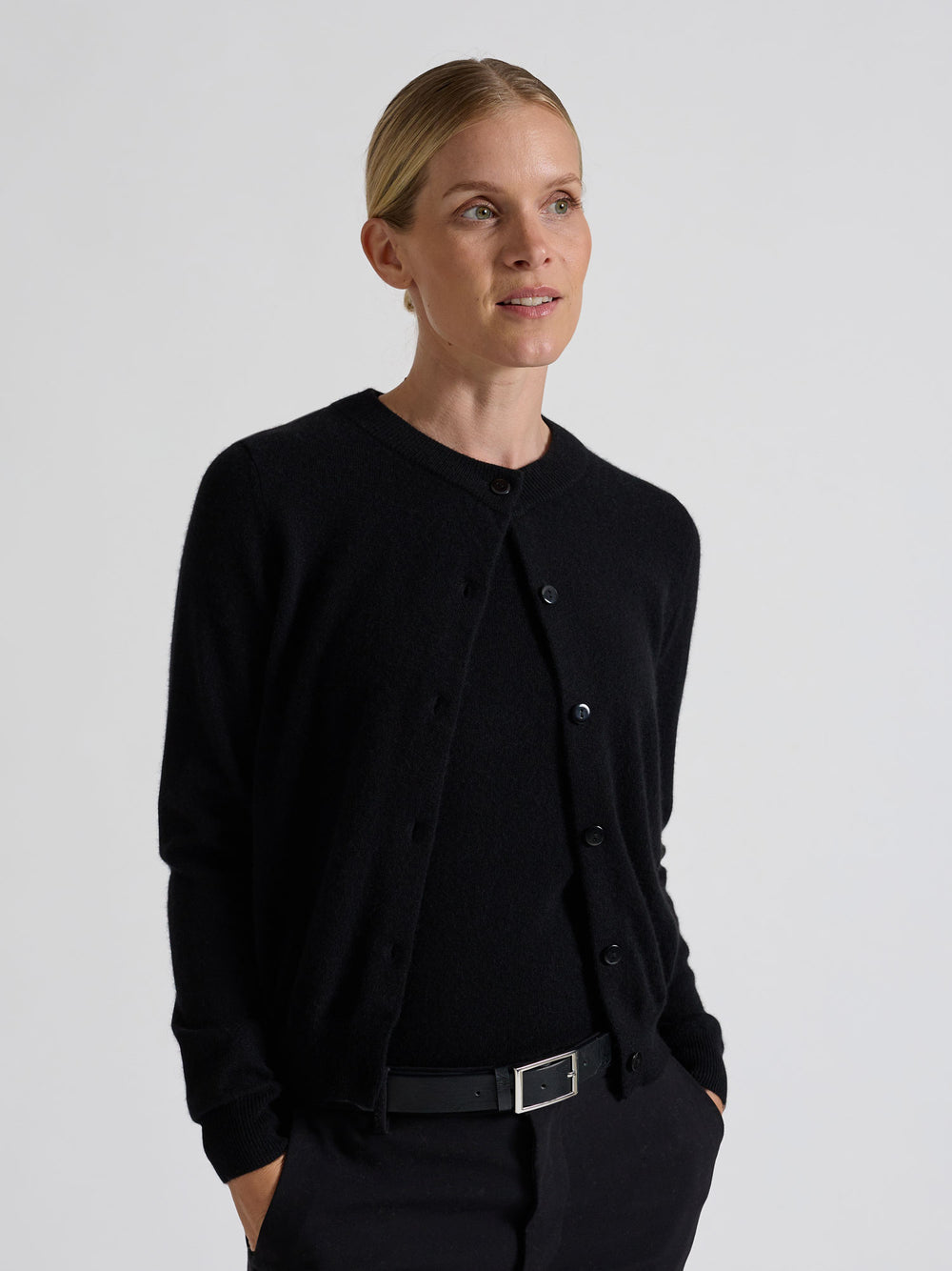 Cashmere cardigan "Ingrid" in 100% pure cashmere. Scandinavian design by Kashmina. Color: Black.,
