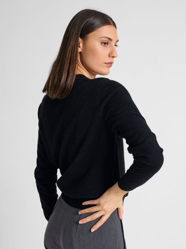 Cashmere cardigan "Ingrid" in 100% pure cashmere. Scandinavian design by Kashmina. Color: Black.,