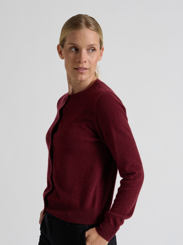 Cashmere cardigan "Ingrid" in 100% pure cashmere. Scandinavian design by Kashmina. Color: Bordeaux.