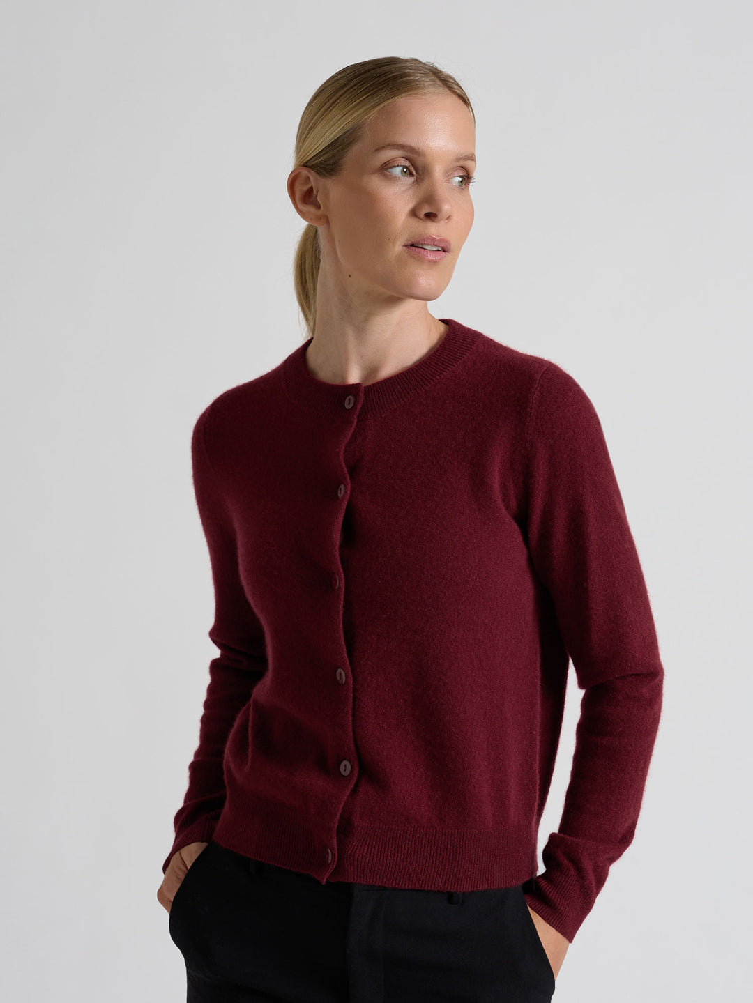Cashmere cardigan "Ingrid" in 100% pure cashmere. Scandinavian design by Kashmina. Color: Bordeaux.