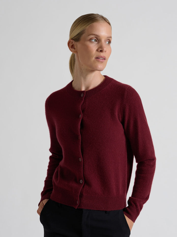 Cashmere cardigan "Ingrid" in 100% pure cashmere. Scandinavian design by Kashmina. Color: Bordeaux.
