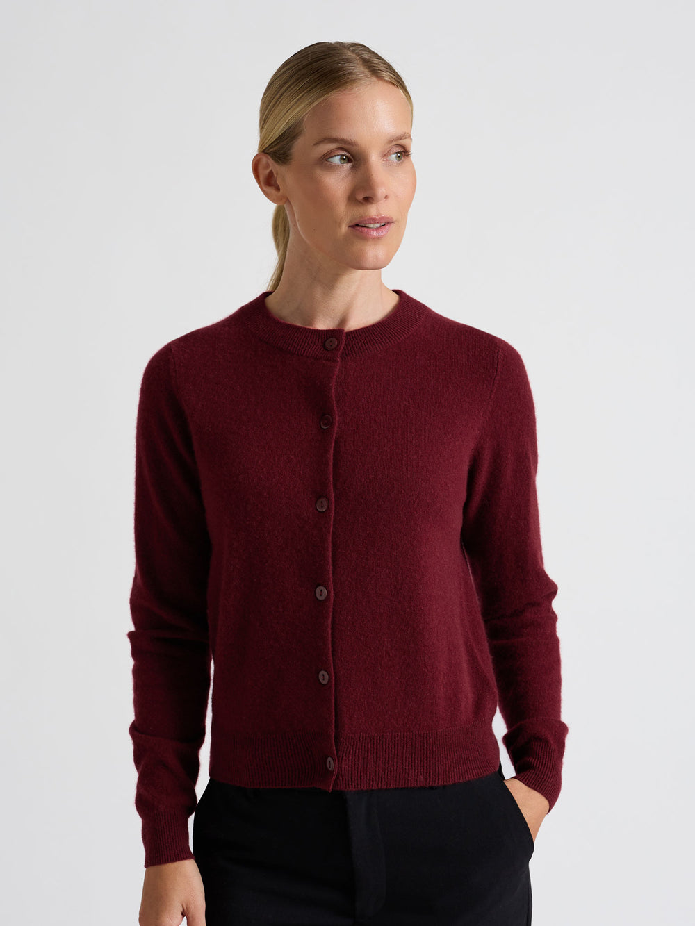 Cashmere cardigan "Ingrid" in 100% pure cashmere. Scandinavian design by Kashmina. Color: Bordeaux.
