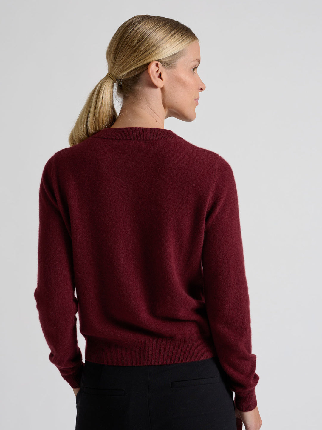 Cashmere cardigan "Ingrid" in 100% pure cashmere. Scandinavian design by Kashmina. Color: Bordeaux.