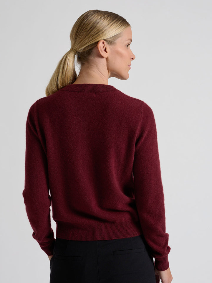 Cashmere cardigan "Ingrid" in 100% pure cashmere. Scandinavian design by Kashmina. Color: Bordeaux.