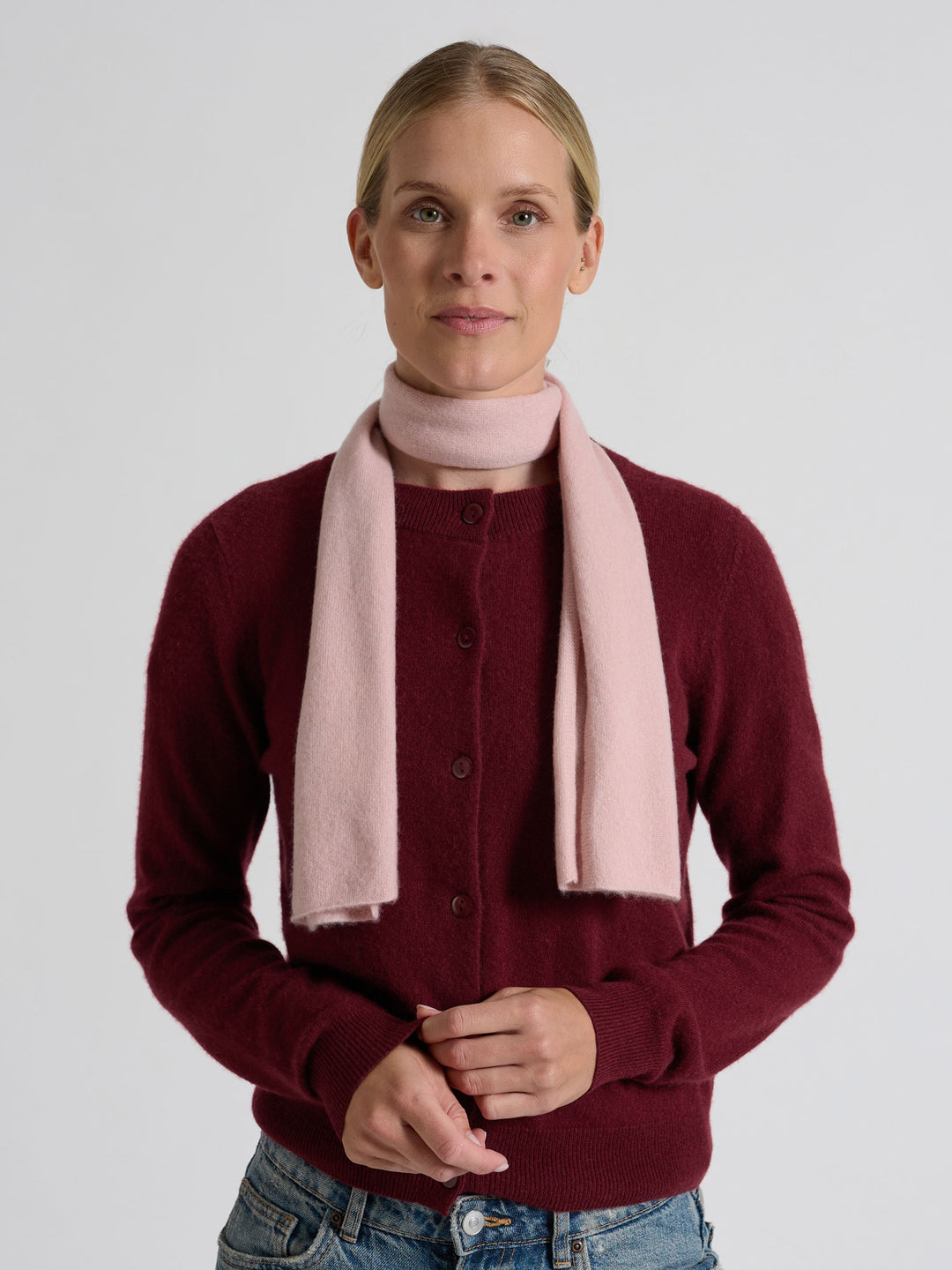 Small cashmere scarf "Softy" in 100% pure cashmere. Scandinavian design by Kashmina. Color: Rose Glow.