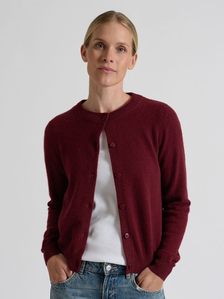 Cashmere cardigan "Ingrid" in 100% pure cashmere. Scandinavian design by Kashmina. Color: Bordeaux.