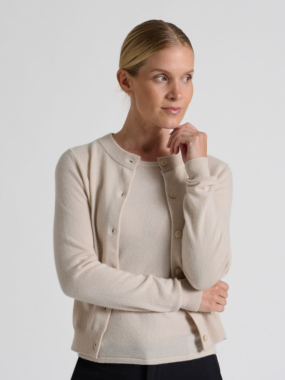 Cashmere cardigan "Ingrid" in 100% pure cashmere. Scandinavian design by Kashmina. Color: Cream.
