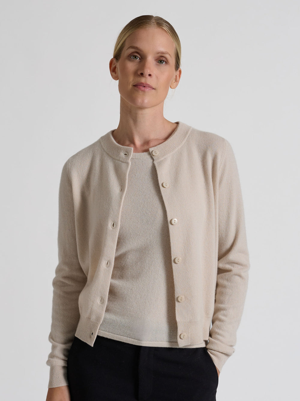 Cashmere cardigan "Ingrid" in 100% pure cashmere. Scandinavian design by Kashmina. Color: Cream.
