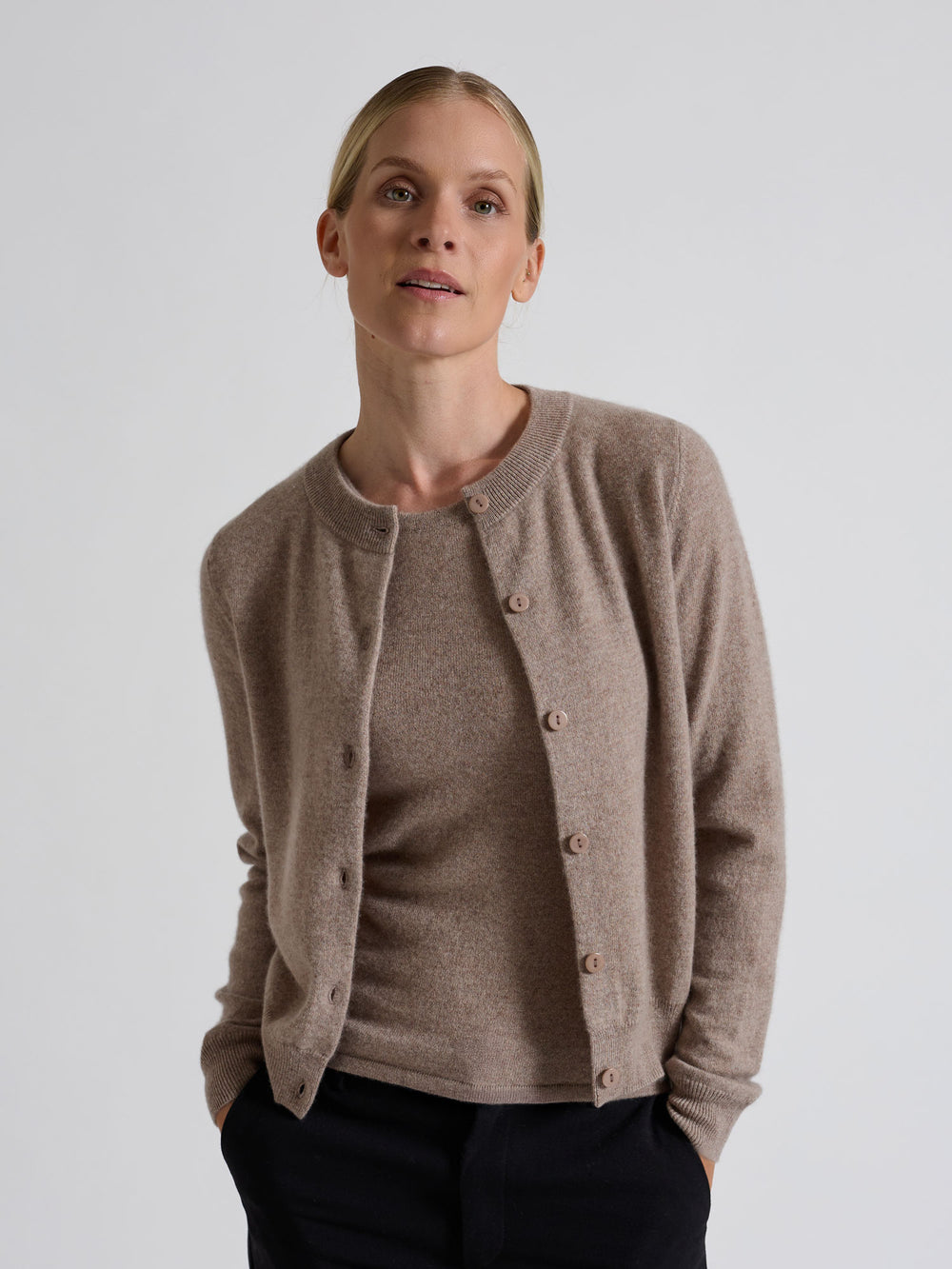 Cashmere cardigan "Ingrid" in 100% pure cashmere. Scandinavian design by Kashmina. Color: Toast.