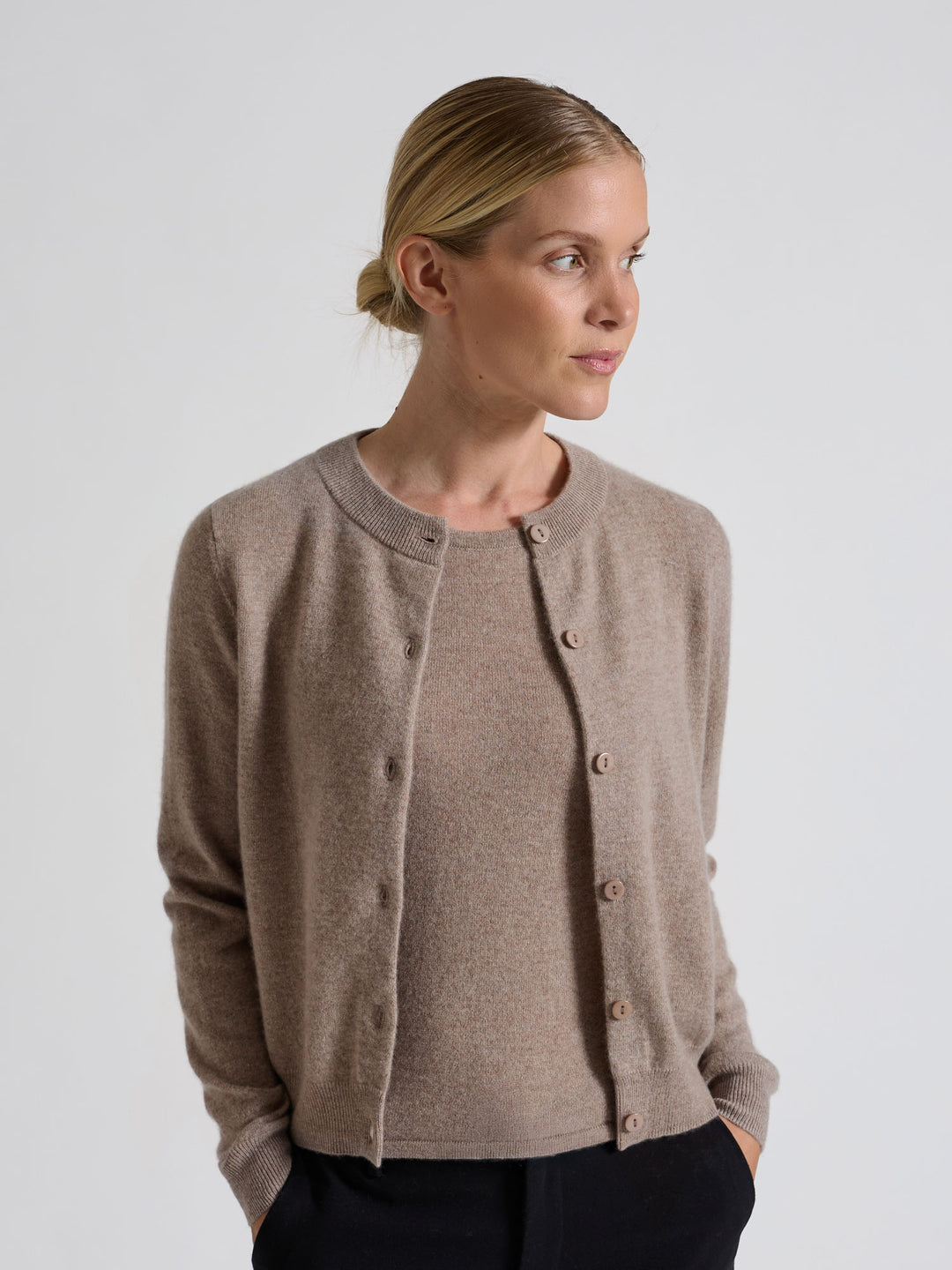 Cashmere cardigan "Ingrid" in 100% pure cashmere. Scandinavian design by Kashmina. Color: Toast.