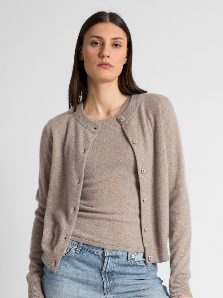 Cashmere cardigan "Ingrid" in 100% pure cashmere. Scandinavian design by Kashmina. Color: Toast.